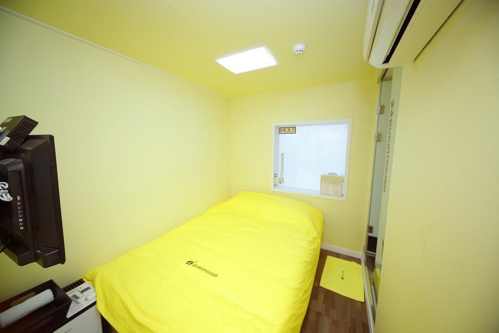 24 Guesthouse Sinchon Avenue Seoul Rom bilde