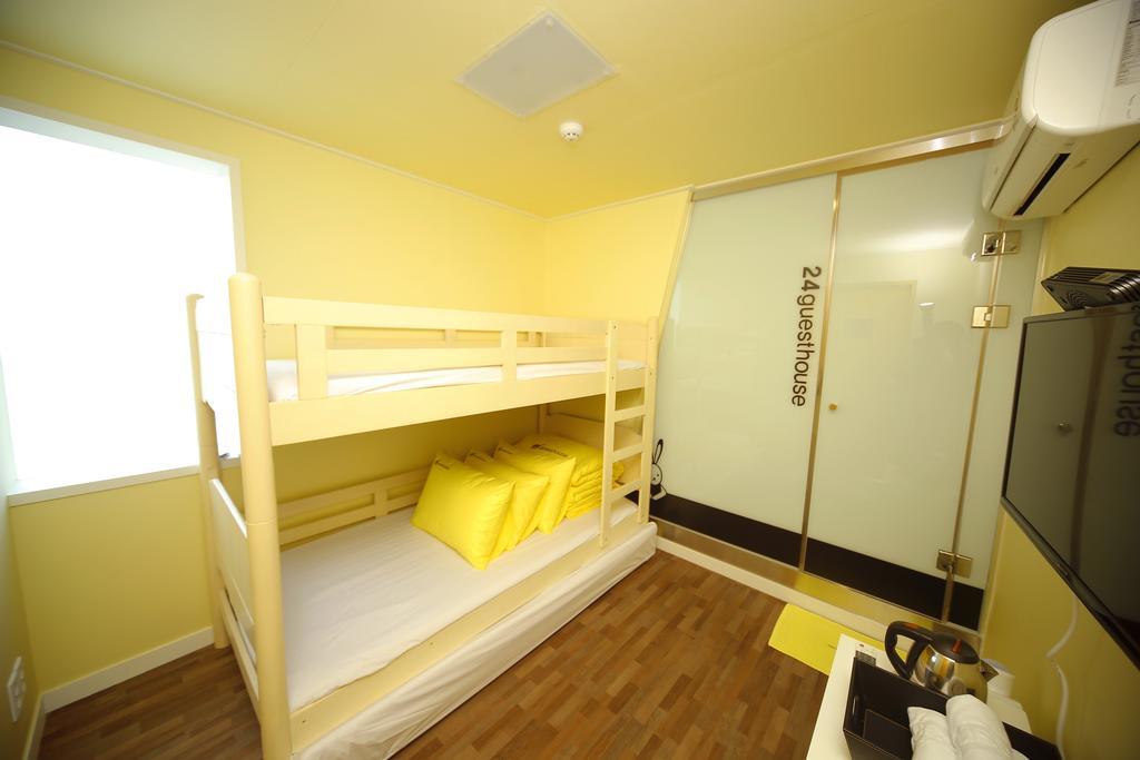 24 Guesthouse Sinchon Avenue Seoul Rom bilde